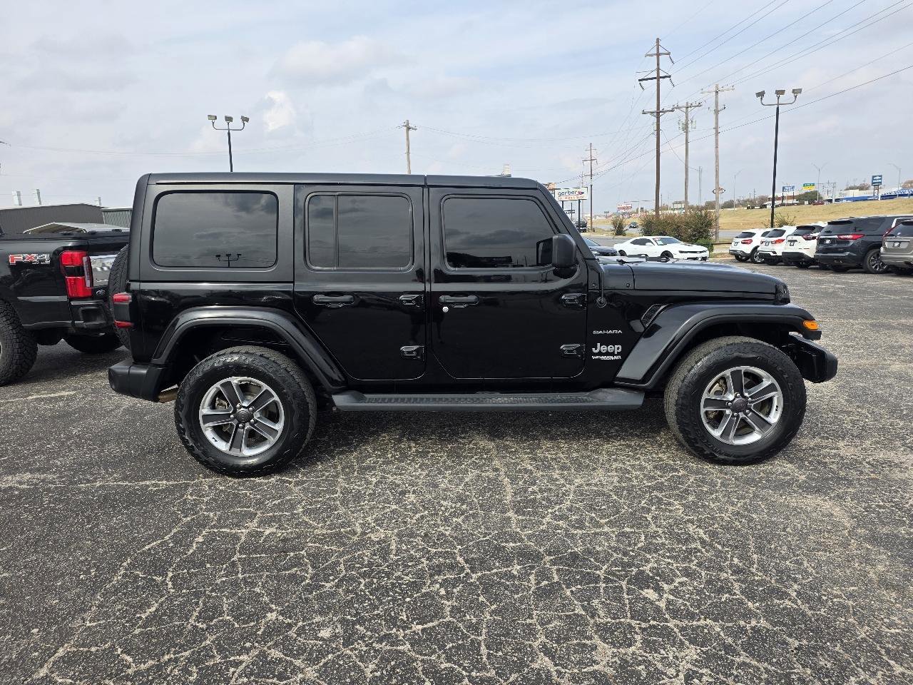 Used 2018 Jeep Wrangler Unlimited Sahara AWD/4WD image 8