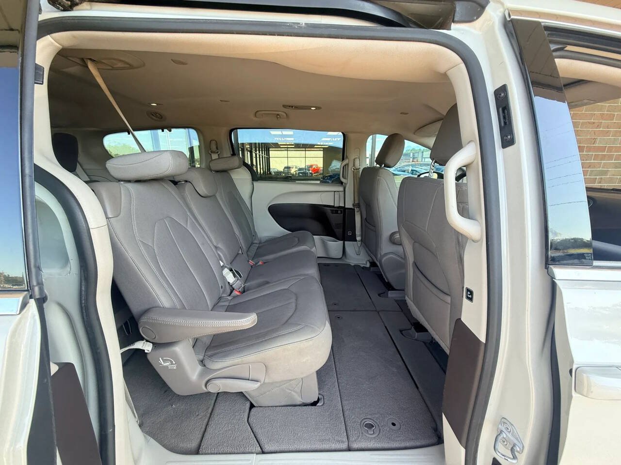 Used 2017 Chrysler Pacifica Touring FWD image 14