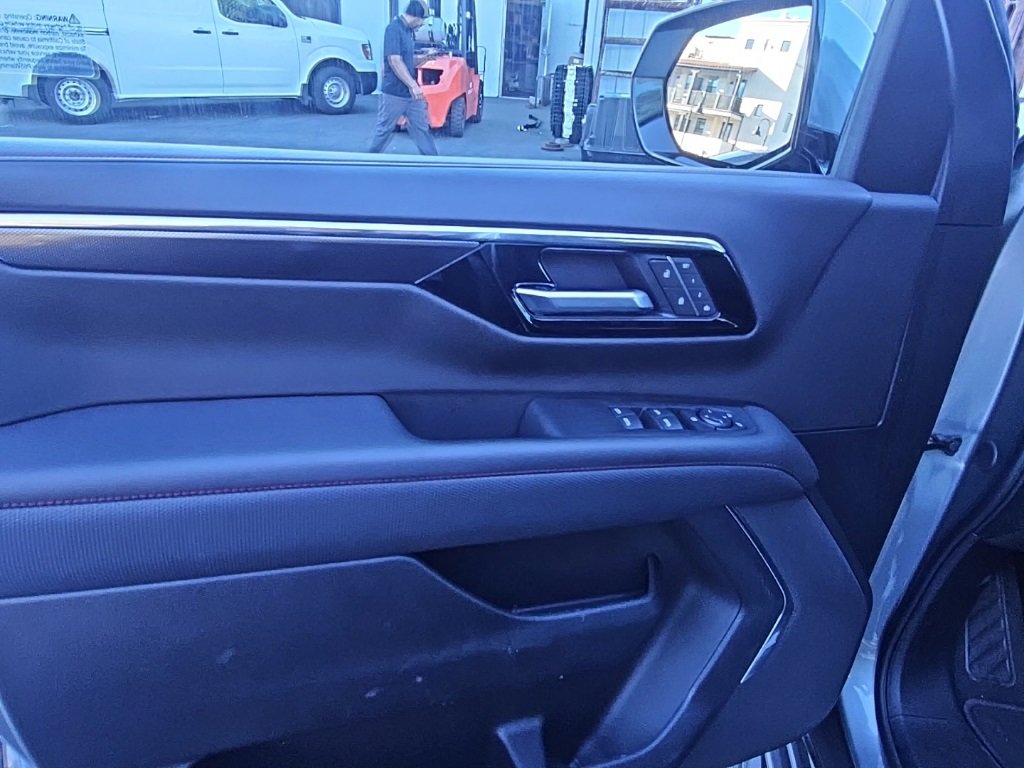 Used 2025 Chevrolet Suburban RST image 9