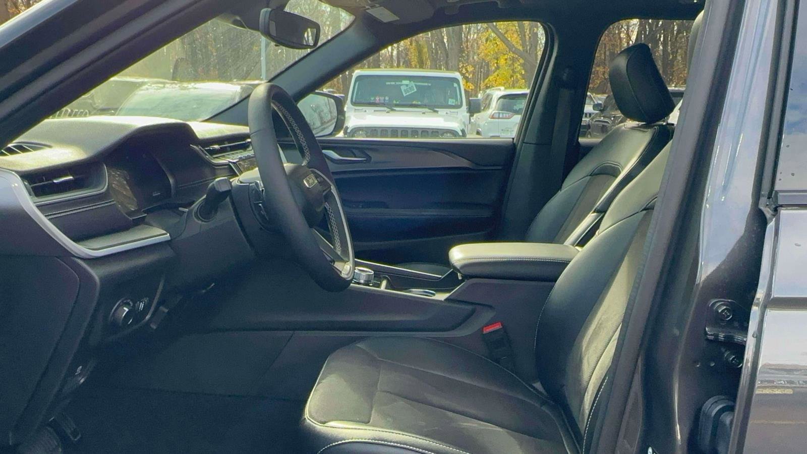 Used 2024 Jeep Grand Cherokee Altitude image 15