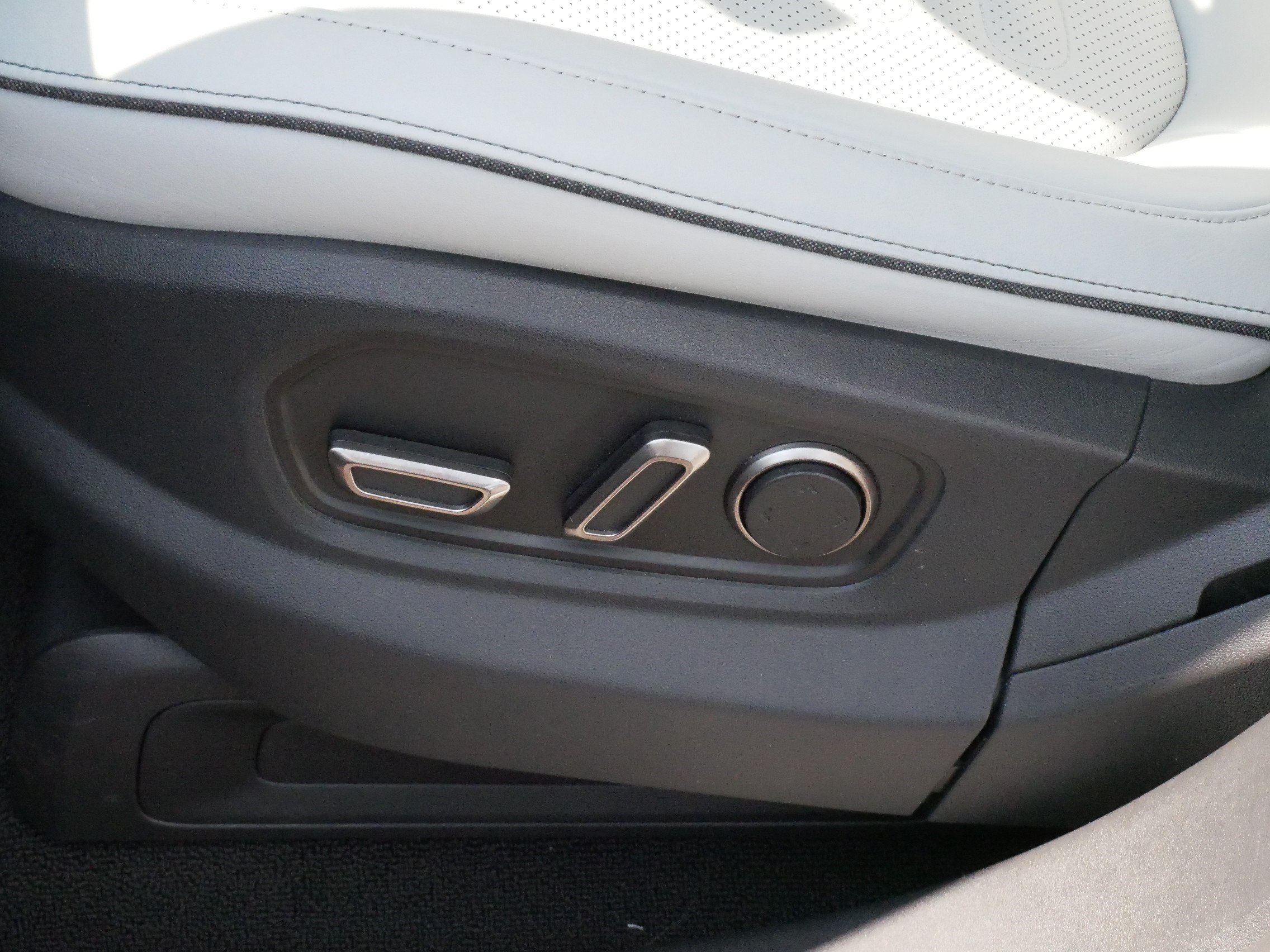 Used 2023 Rivian R1S Adventure AWD/4WD image 20
