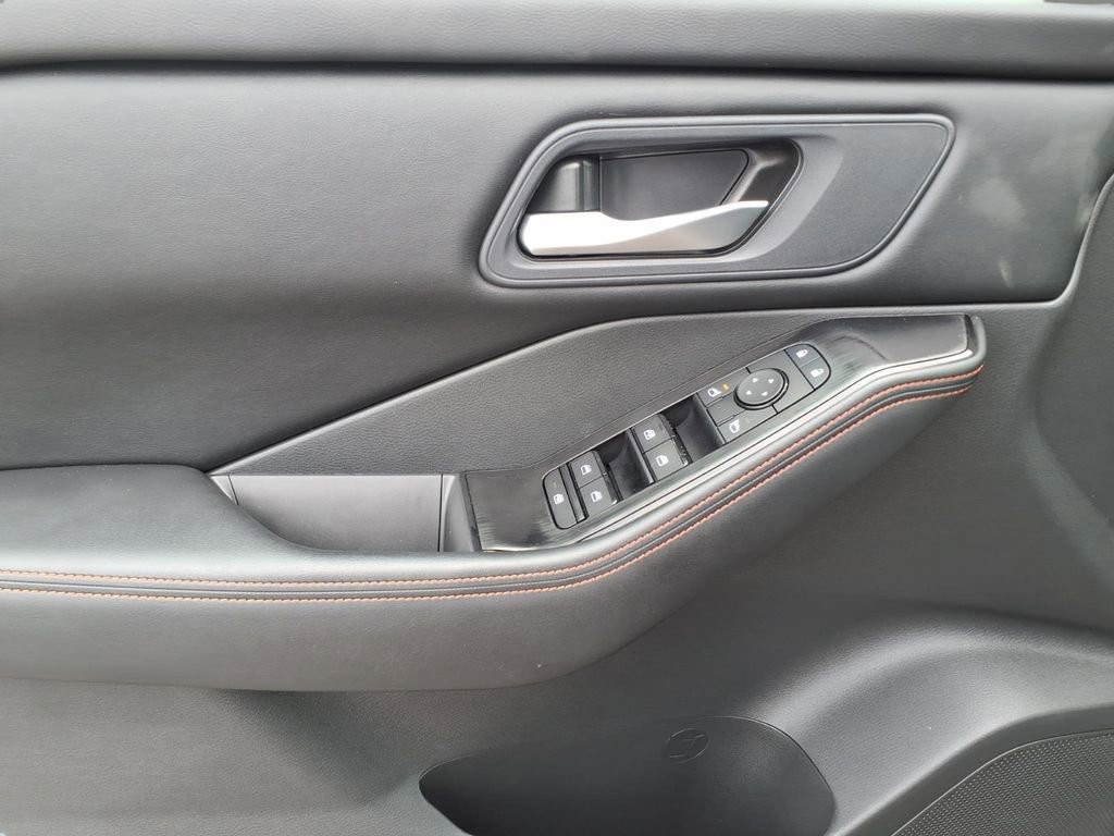 Used 2025 Nissan Rogue SV image 14