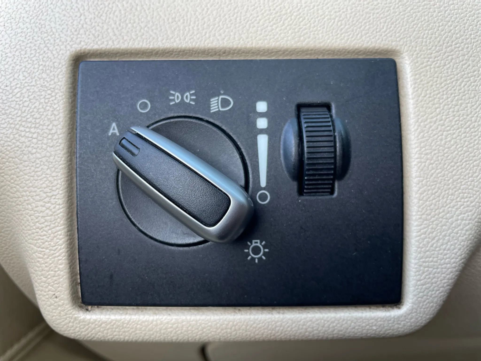 Used 2010 Volkswagen Routan SEL image 24