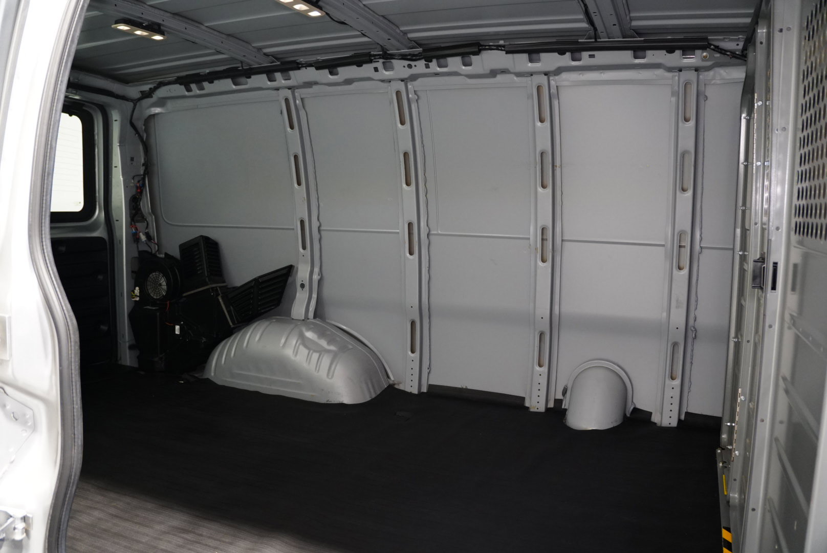 Used 2024 Chevrolet Express 2500 w/ Driver Convenience Package image 18