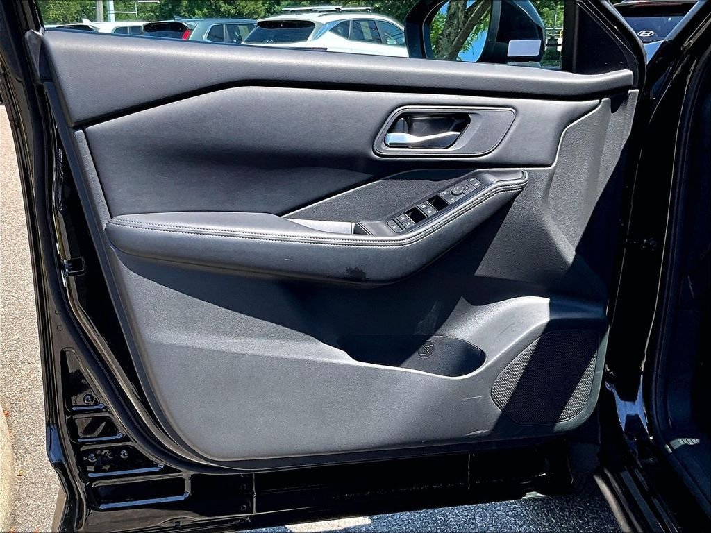 Certified 2026 Nissan Rogue SV AWD/4WD image 9