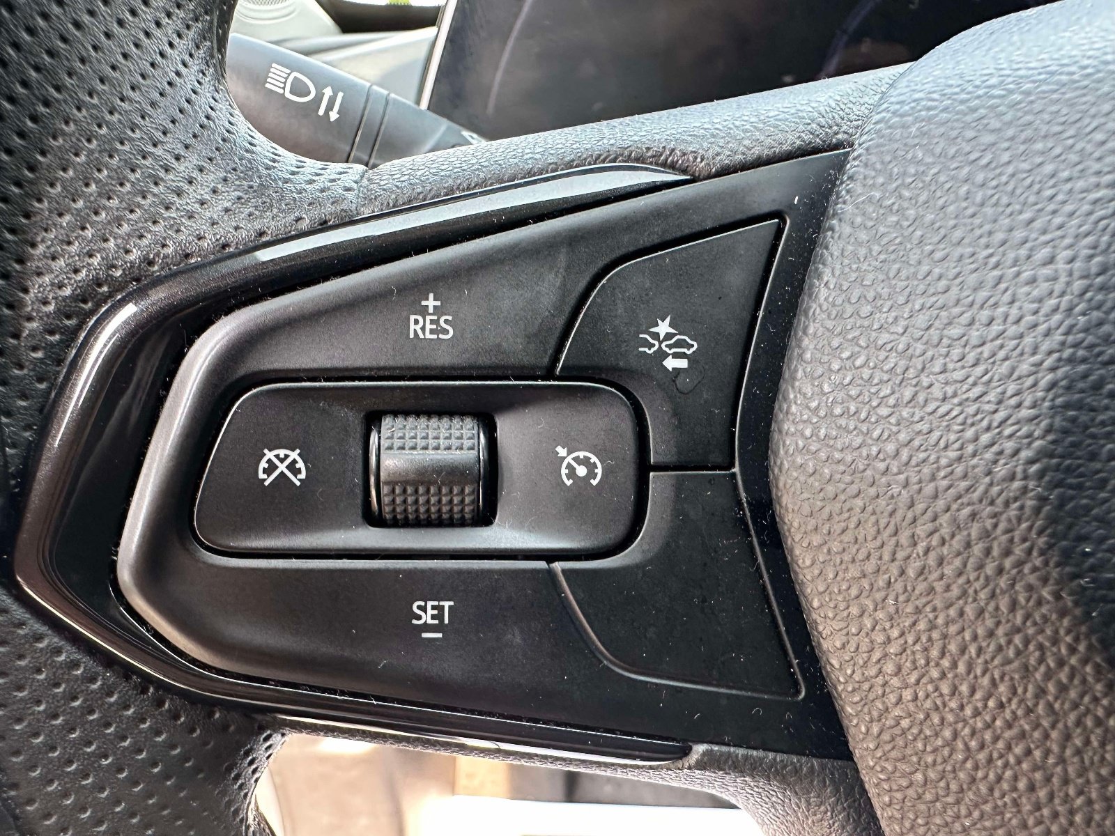 Used 2025 Chevrolet Trax LT FWD image 16