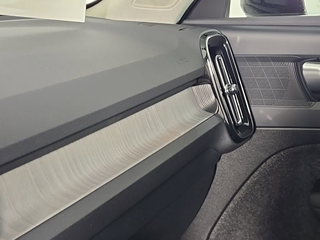 Certified 2024 Volvo XC40 B5 Core image 24