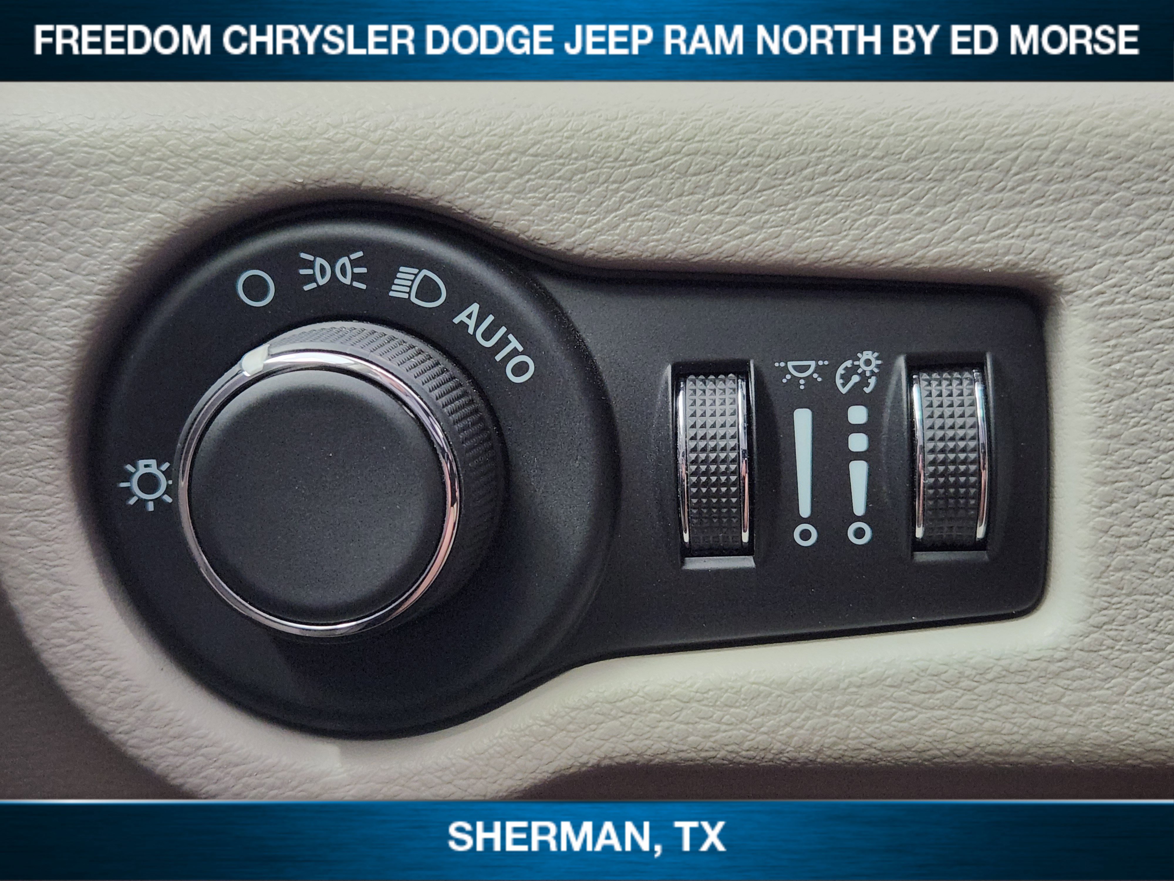 Used 2023 Chrysler Voyager LX image 16