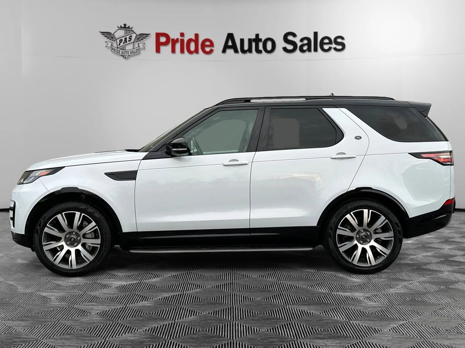 Used 2019 Land Rover Discovery HSE image 4