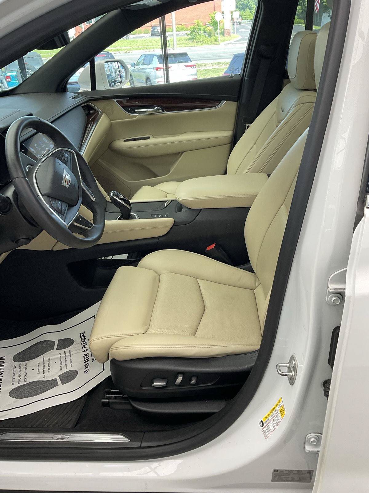 Used 2017 Cadillac XT5 Luxury w/ Driver Awareness Package AWD/4WD image 8