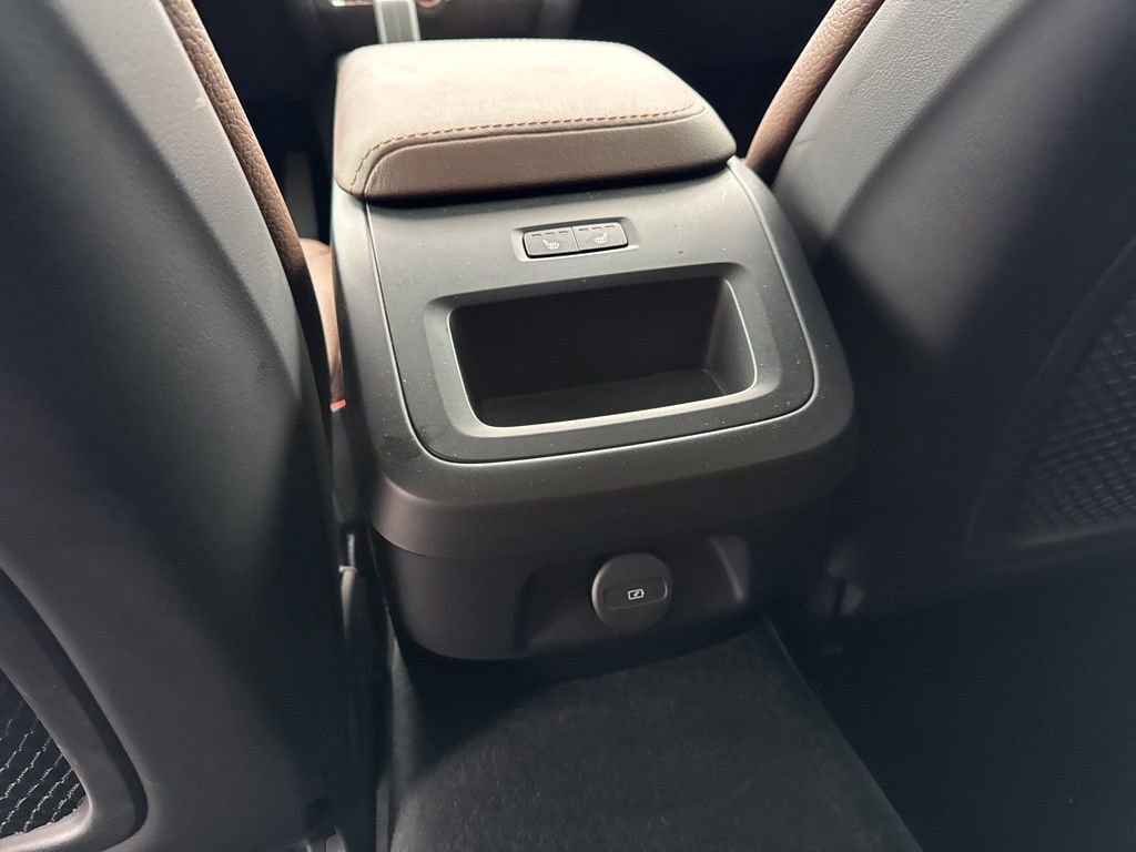 Used 2025 Volvo V60 B5 Cross Country Plus image 16