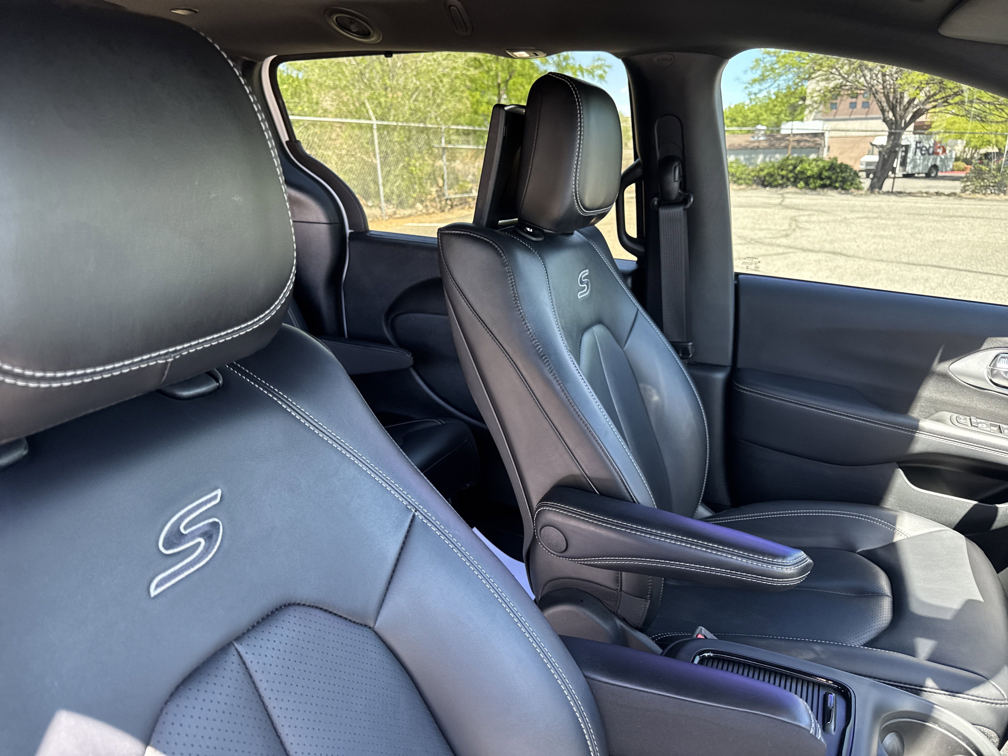 Used 2024 Chrysler Pacifica Touring-L w/ Uconnect Theater Family Group FWD image 16