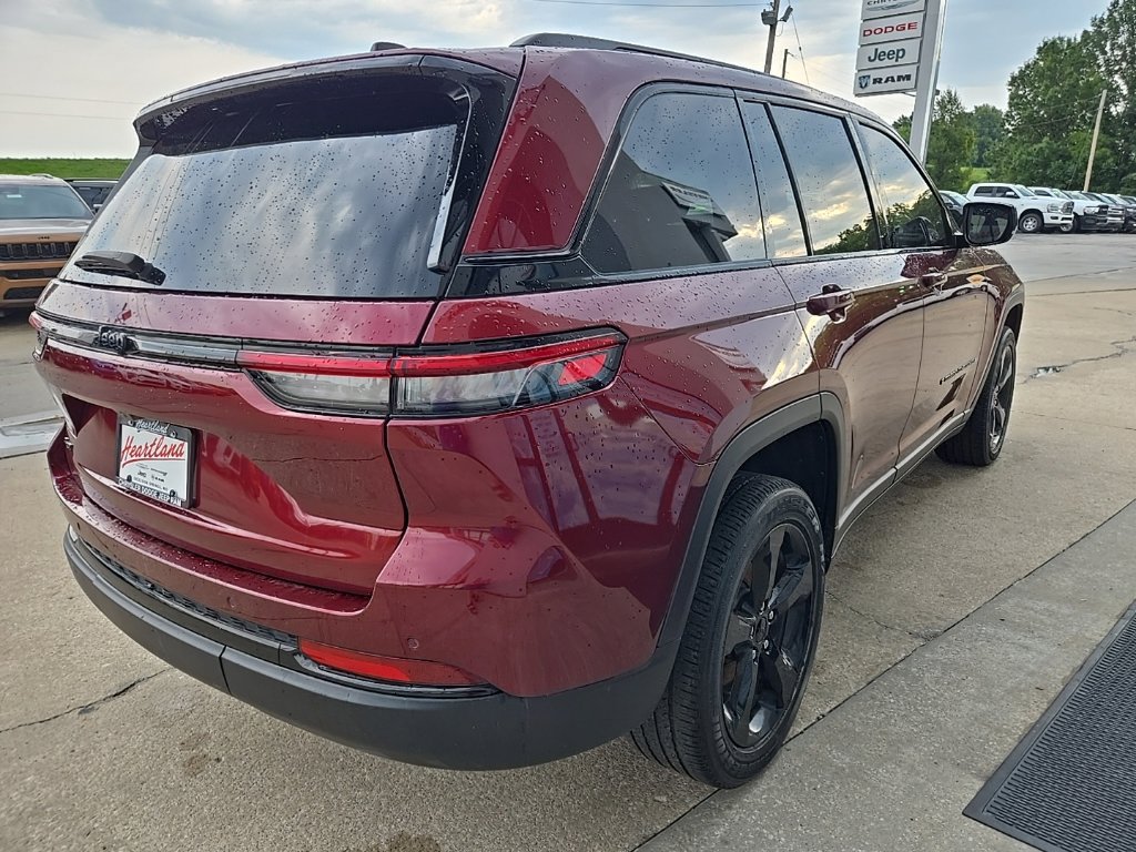 Used 2023 Jeep Grand Cherokee Altitude AWD/4WD image 11