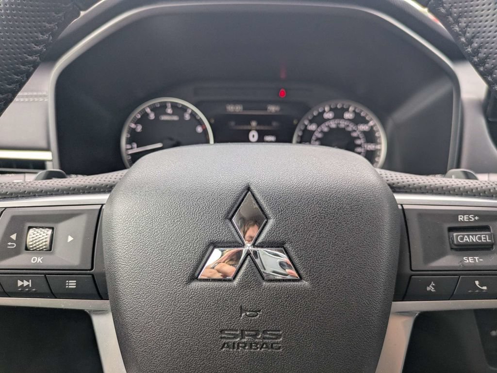 Used 2025 Mitsubishi Outlander SE FWD image 32