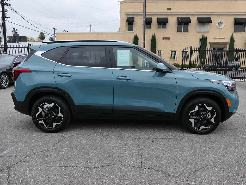 Used 2026 Kia Seltos EX FWD image 2