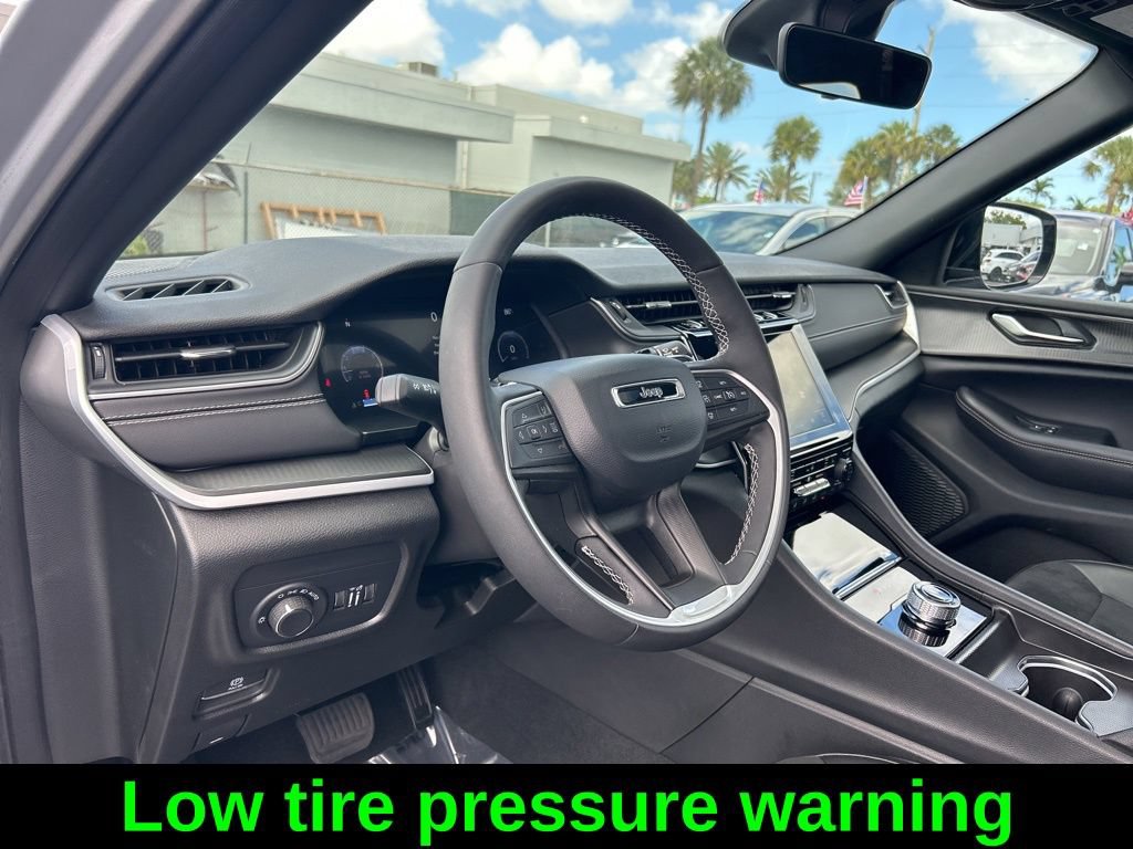 Used 2025 Jeep Grand Cherokee L Altitude RWD image 13