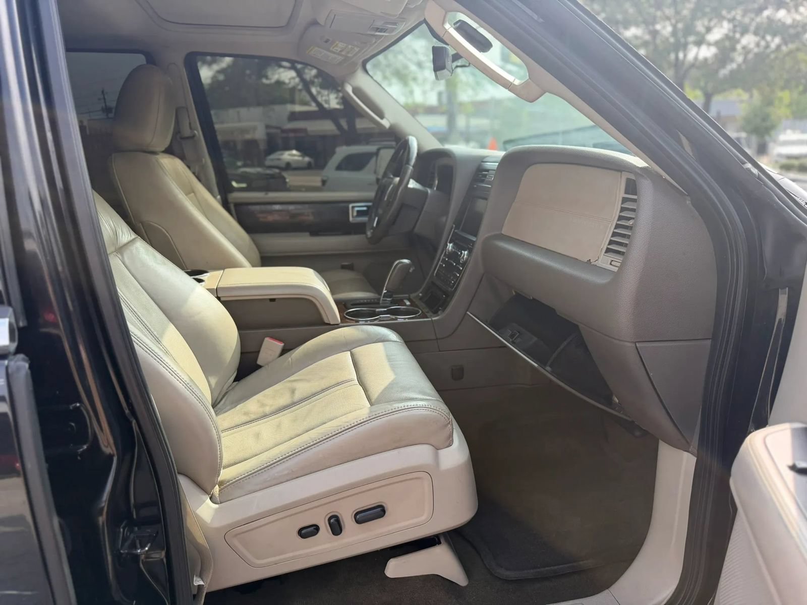 Used 2015 Lincoln Navigator 4WD image 12