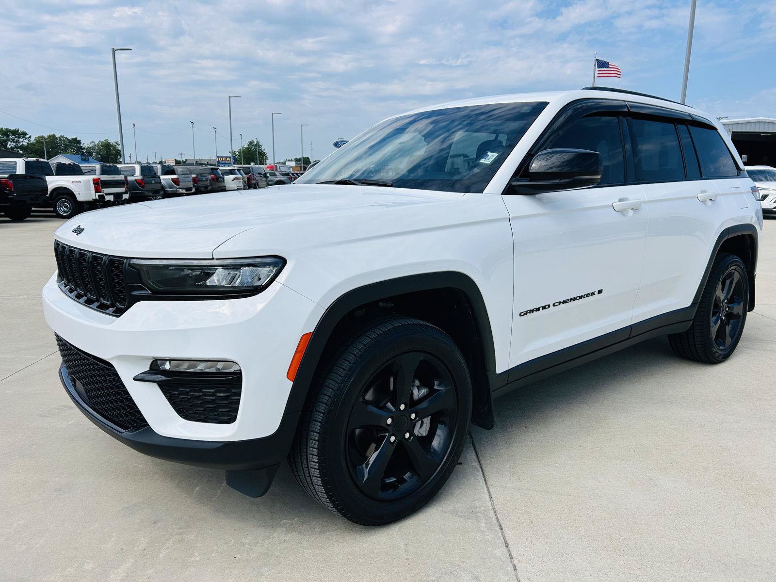 Used 2023 Jeep Grand Cherokee Limited w/ Black Appearance Package AWD/4WD image 37