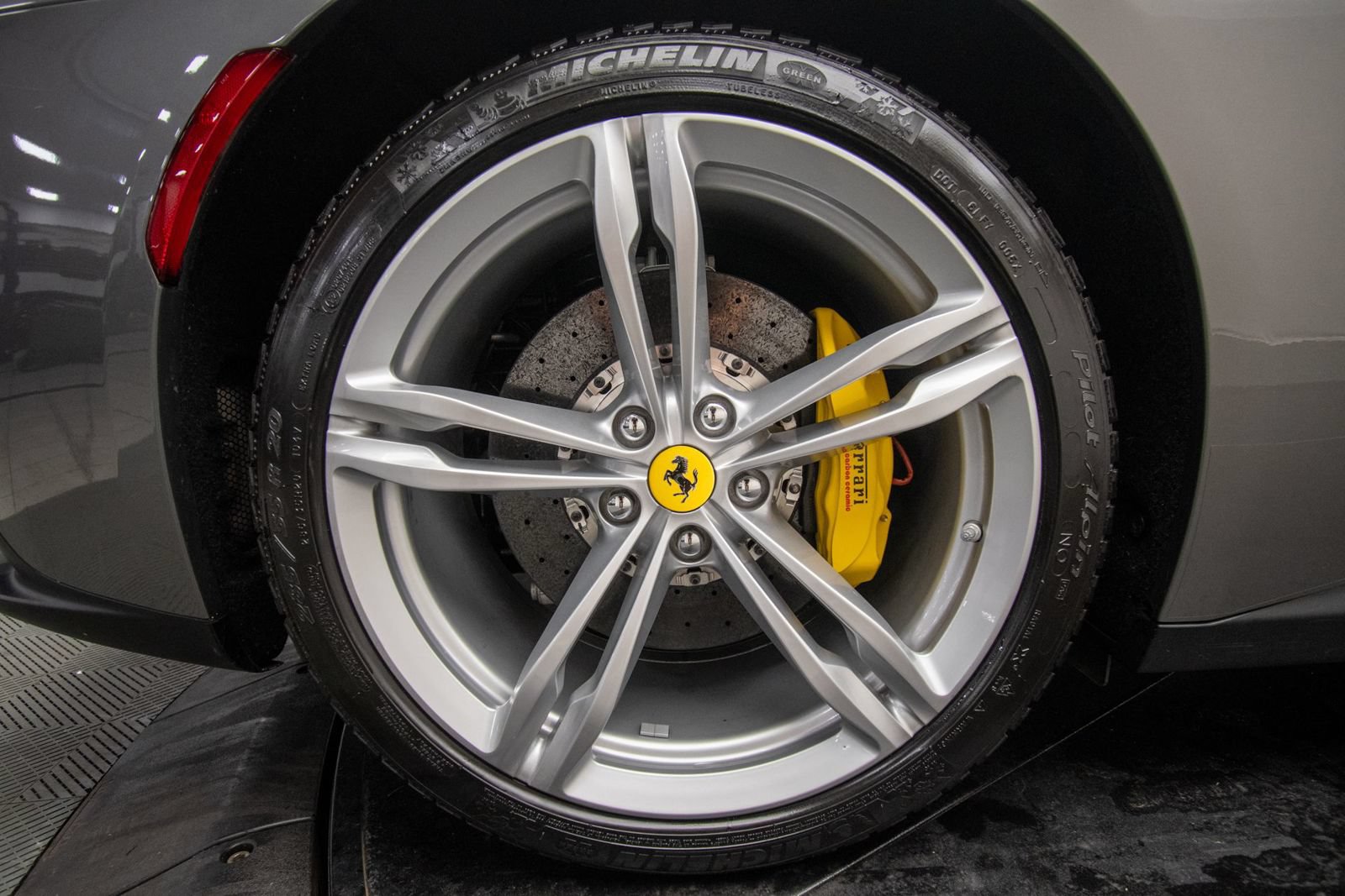Used 2018 Ferrari GTC4Lusso AWD/4WD image 38