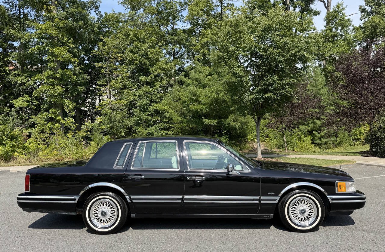 Used 1994 Lincoln Town Car Signature RWD image 6
