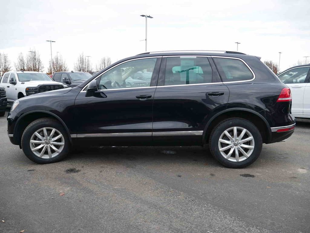 Used 2017 Volkswagen Touareg Sport image 16