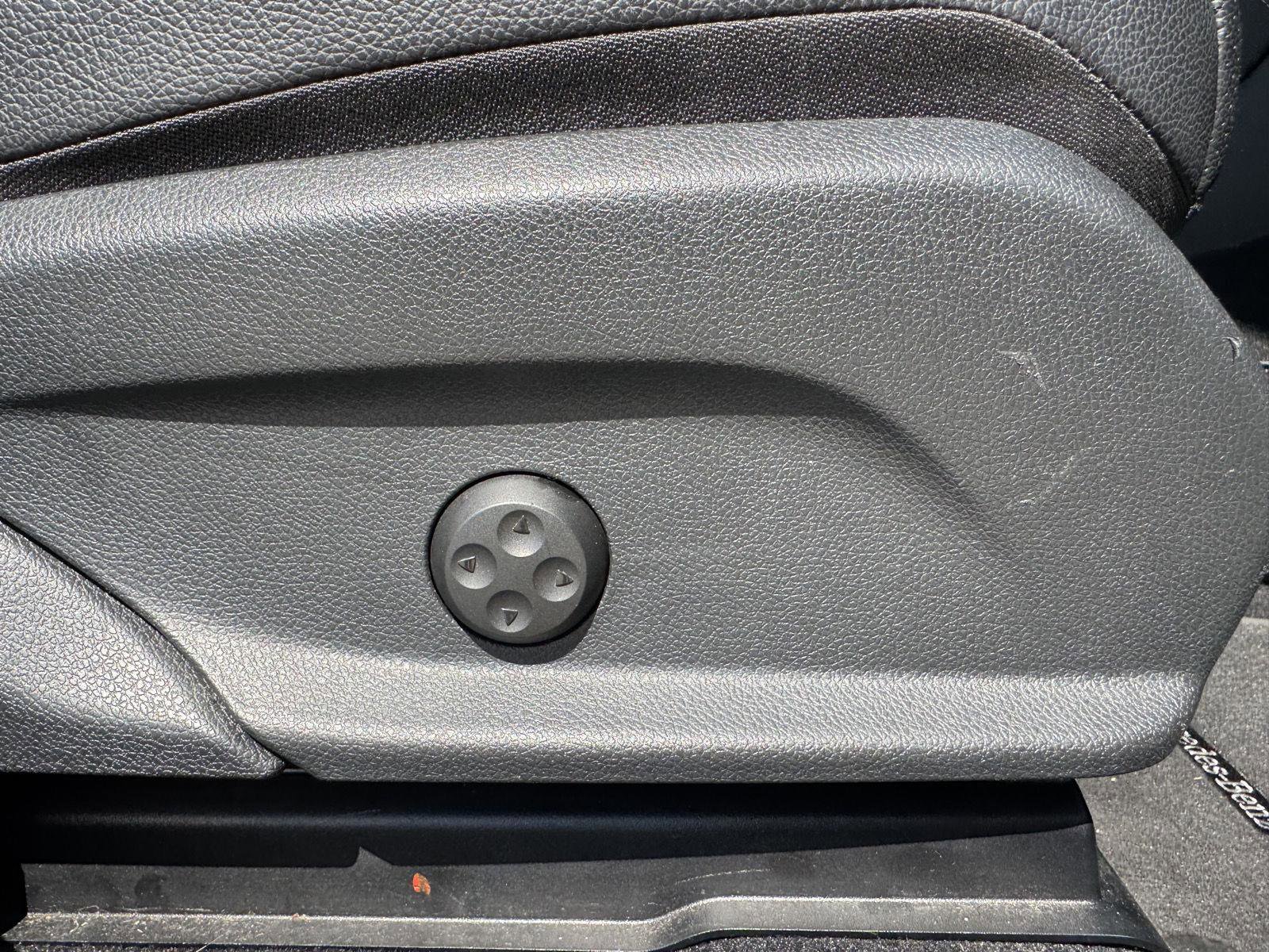 Used 2018 Mercedes-Benz GLC 300 image 32