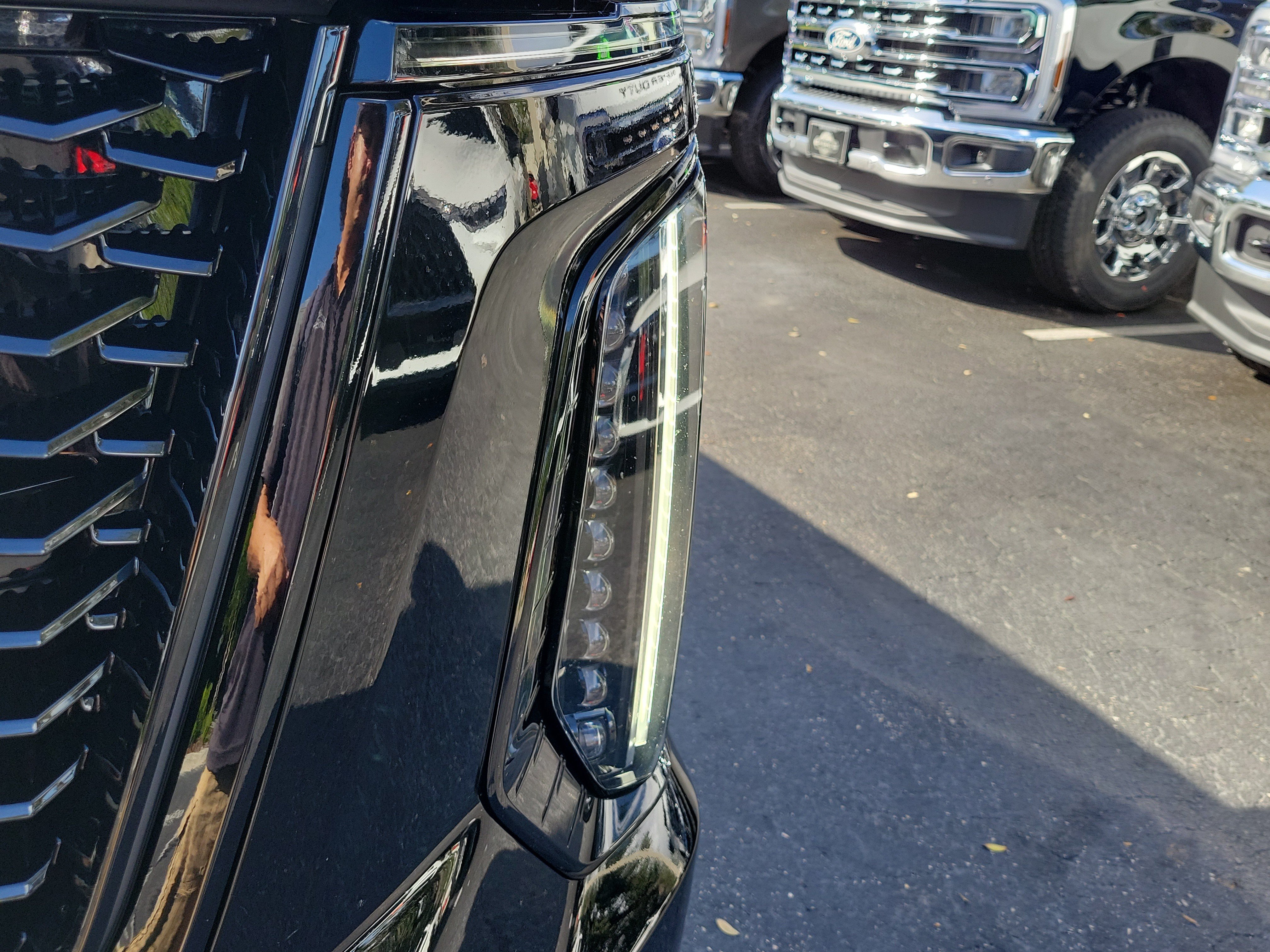 Used 2025 Cadillac Escalade ESV V AWD/4WD image 3