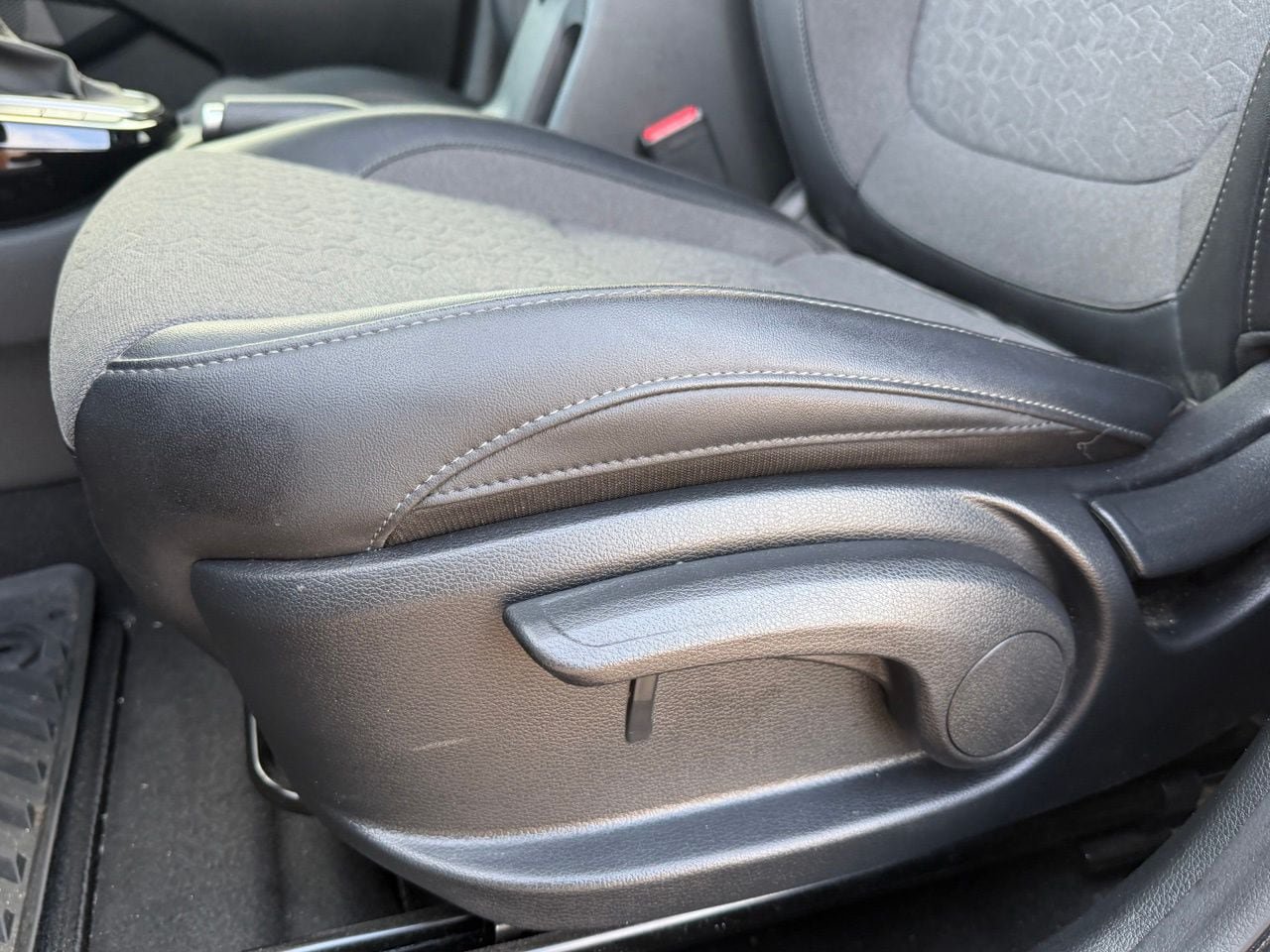 Used 2025 Kia Seltos S FWD image 28