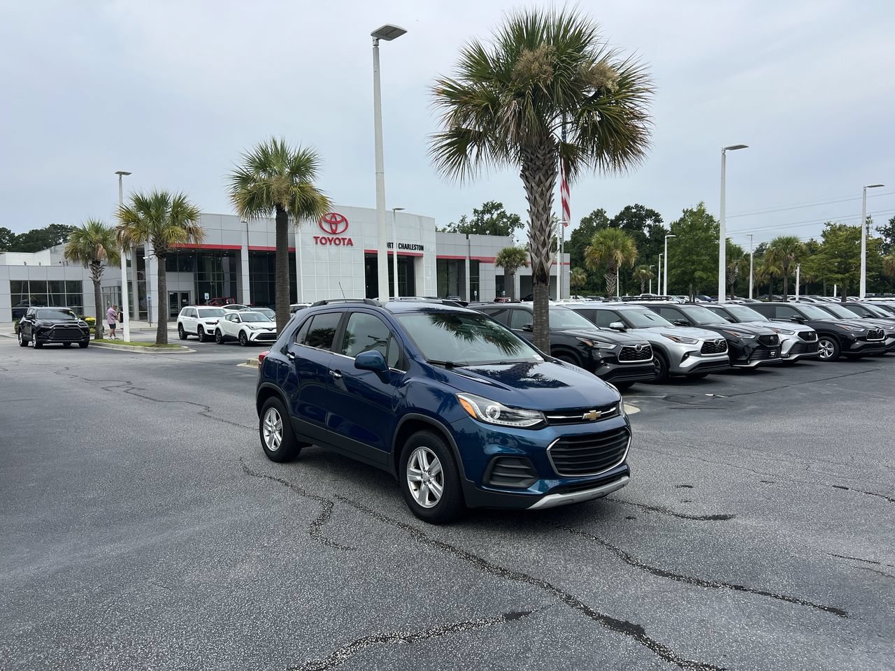 Used 2019 Chevrolet Trax LT w/ LT Convenience Package FWD image 2