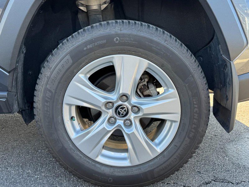Used 2021 Toyota RAV4 XLE w/ Convenience Package image 5
