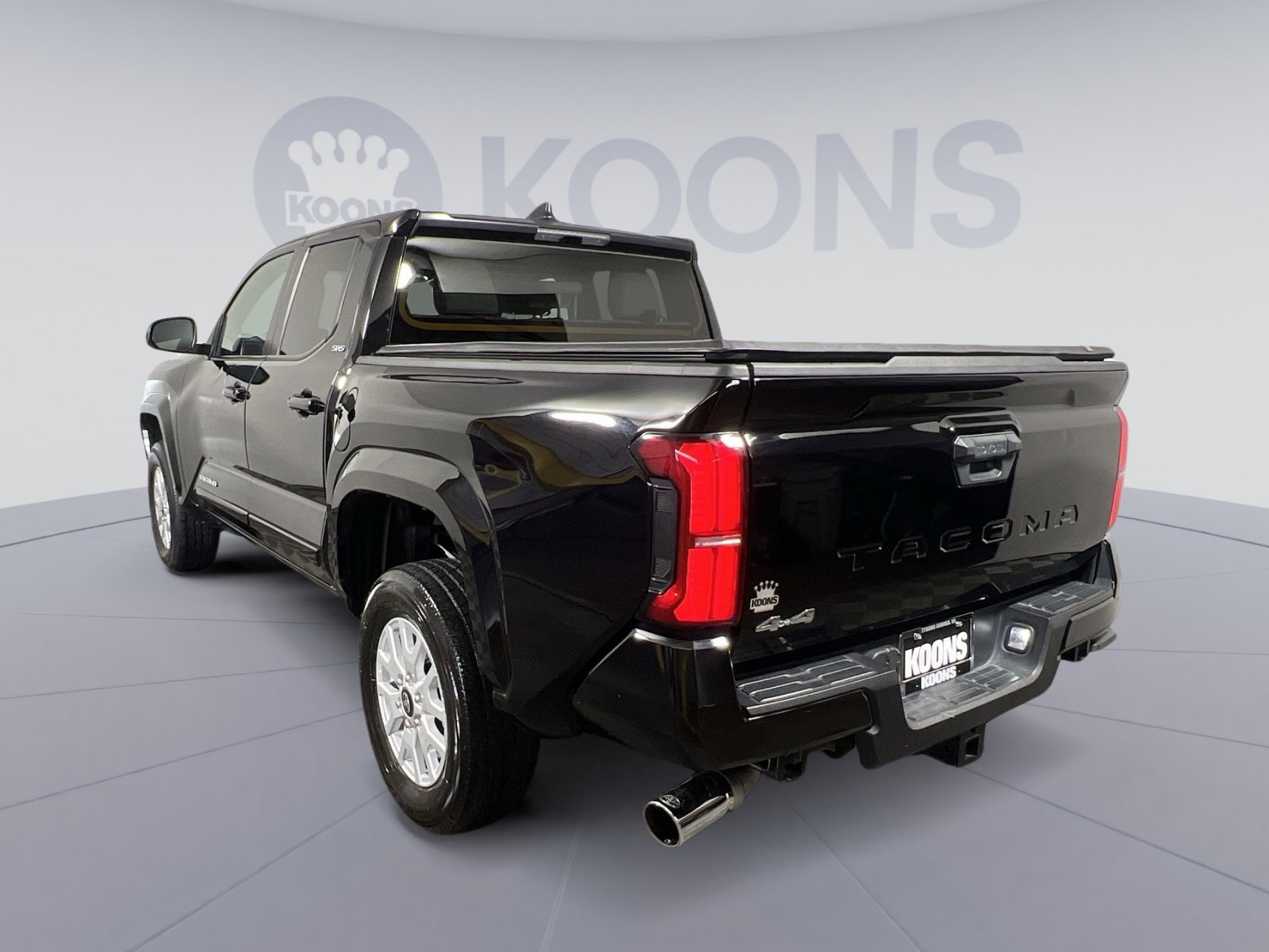 Used 2024 Toyota Tacoma SR5 AWD/4WD image 8