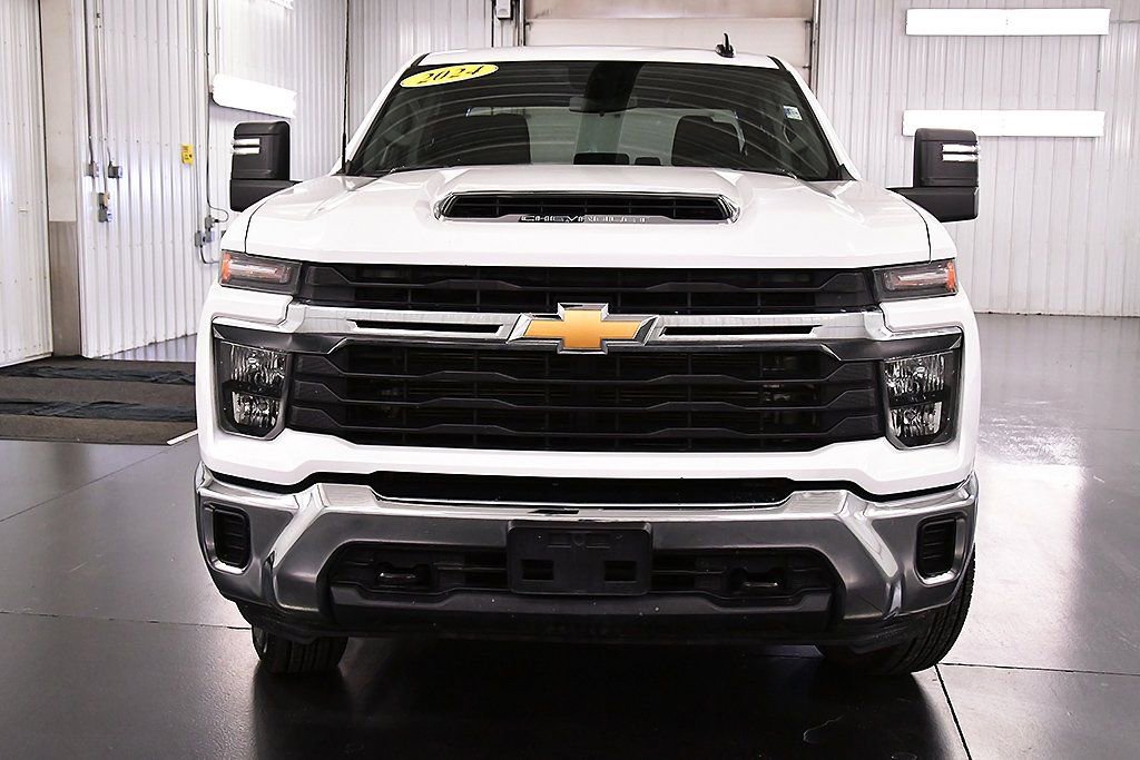 Used 2024 Chevrolet Silverado 2500 LT image 2