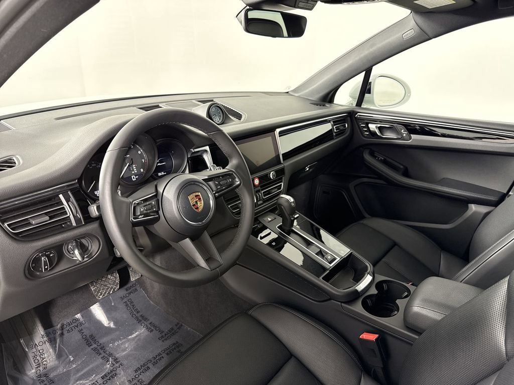 Certified 2025 Porsche Macan image 4