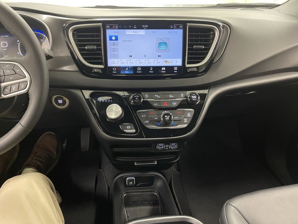 Used 2025 Chrysler Pacifica Select image 25