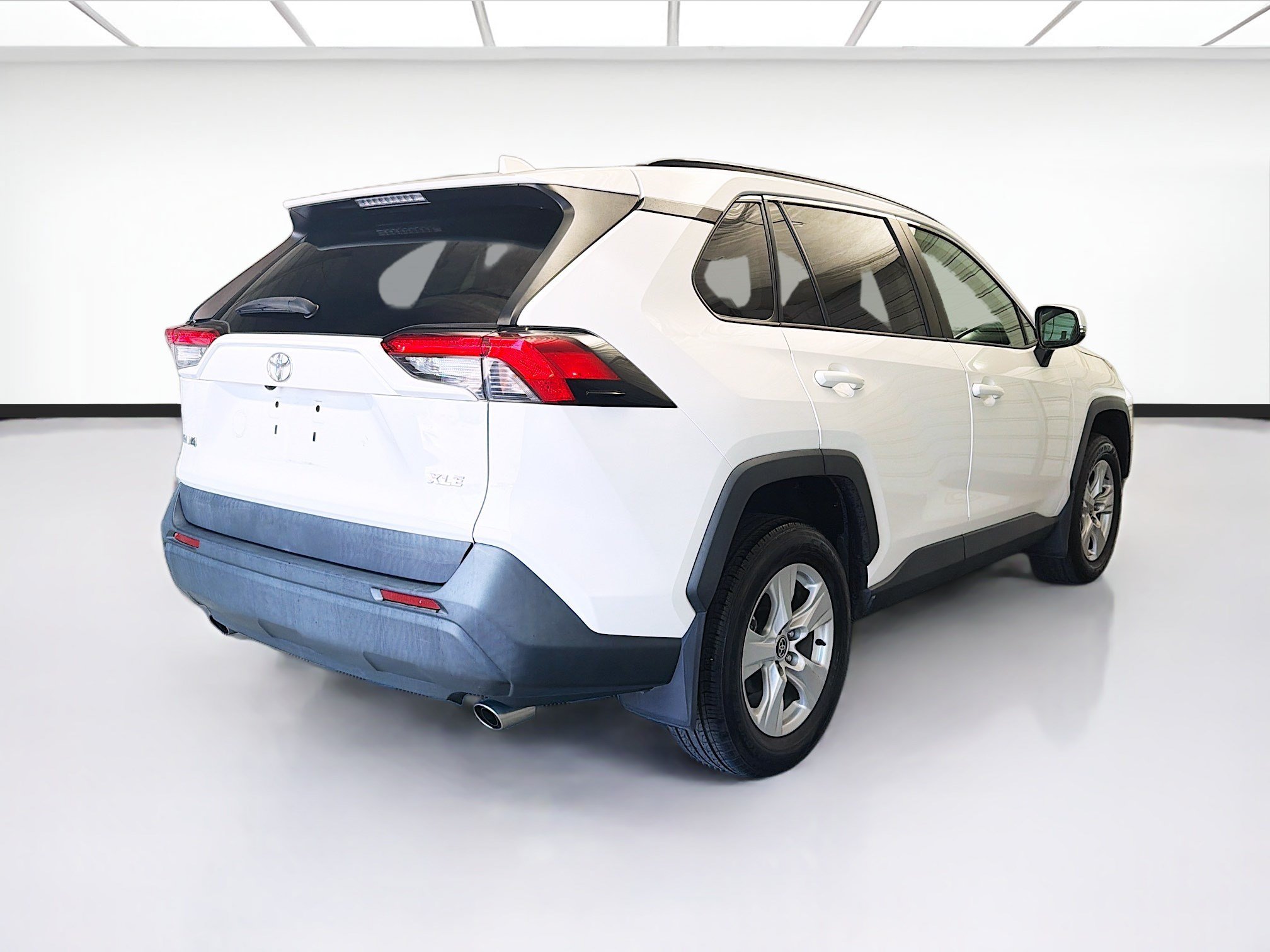 Used 2021 Toyota RAV4 XLE w/ Carpet Mat Package (TMS) FWD image 4