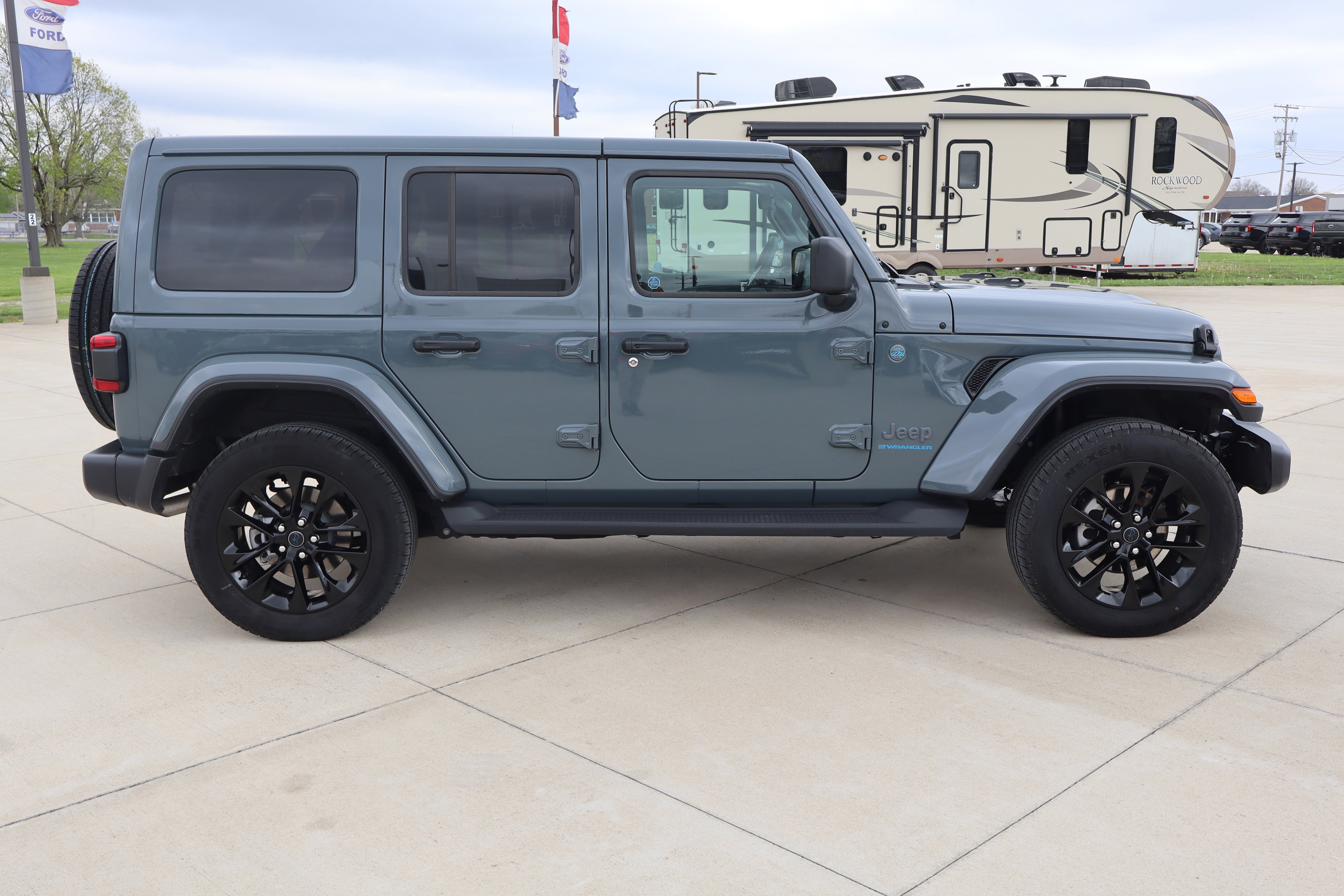 Used 2025 Jeep Wrangler Sahara image 4