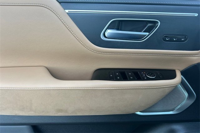 Used 2025 INFINITI QX80 Sensory image 12