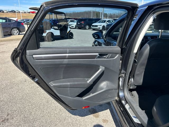 Used 2017 Volkswagen Passat 1.8T R-Line image 38