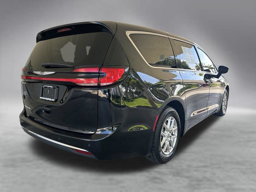Used 2024 Chrysler Pacifica Touring-L FWD image 3