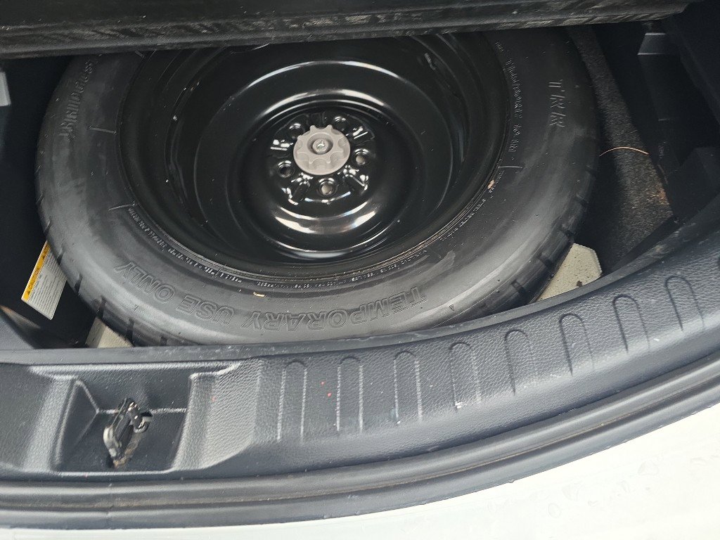 Used 2018 Toyota RAV4 XLE w/ Convenience Package image 12