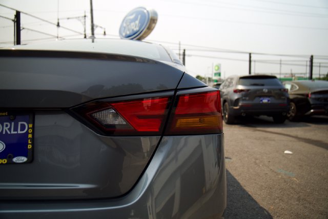 Used 2025 Nissan Altima 2.5 SV FWD image 12