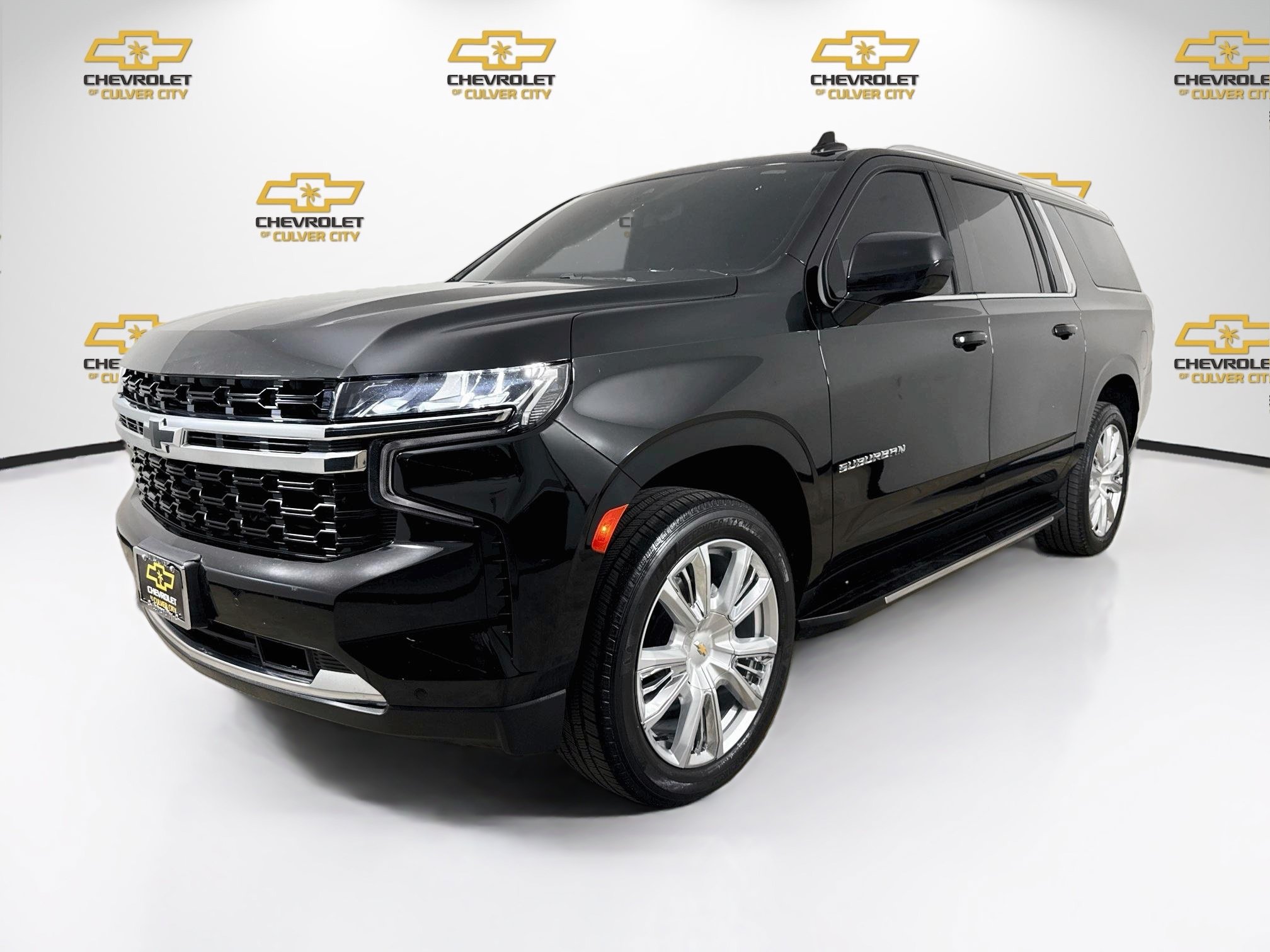 Used 2023 Chevrolet Suburban LS RWD image 3