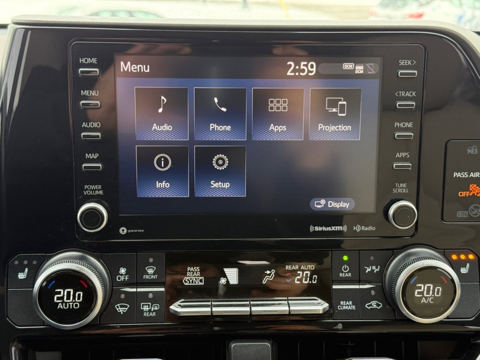 Used 2020 Toyota Highlander XLE image 29