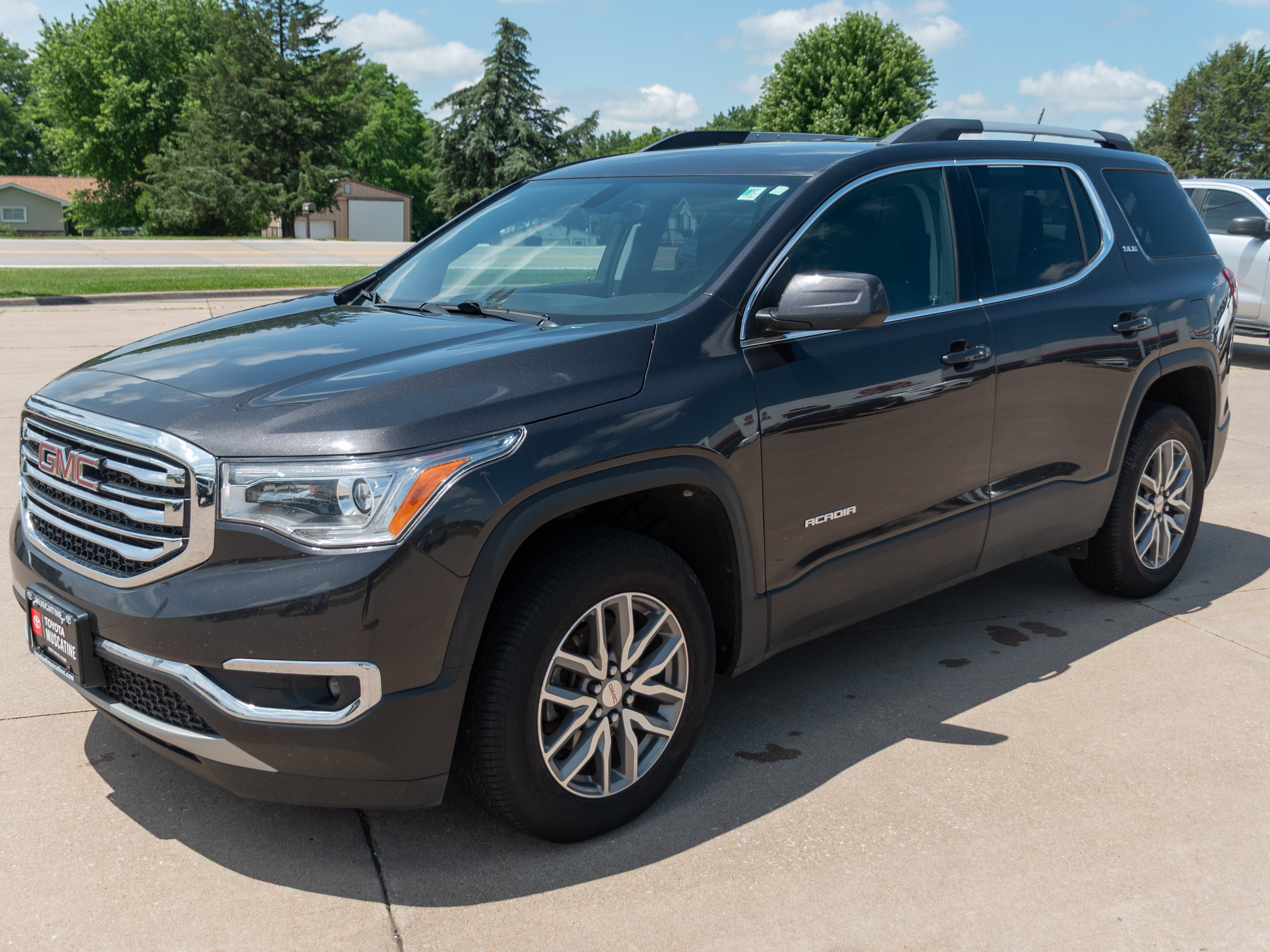 Used 2017 GMC Acadia SLE w/ Driver Alert Package I FWD image 5