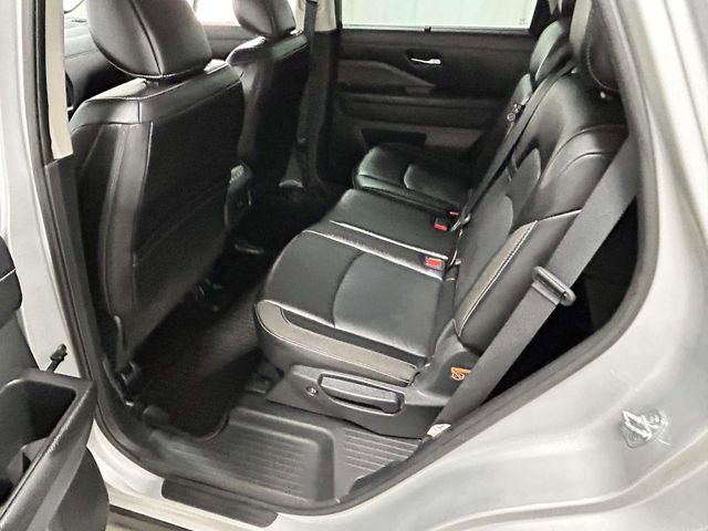 Used 2024 Nissan Pathfinder SL w/ Black Appearance Package FWD image 9
