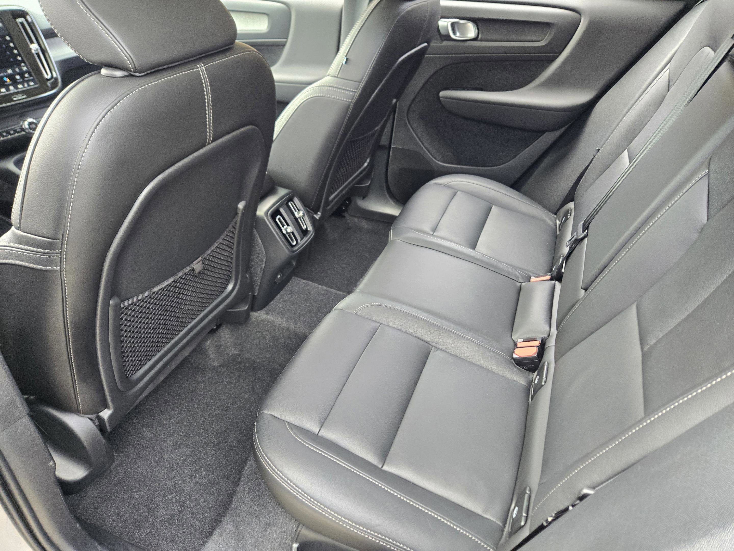 Used 2025 Volvo XC40 B5 Plus image 39