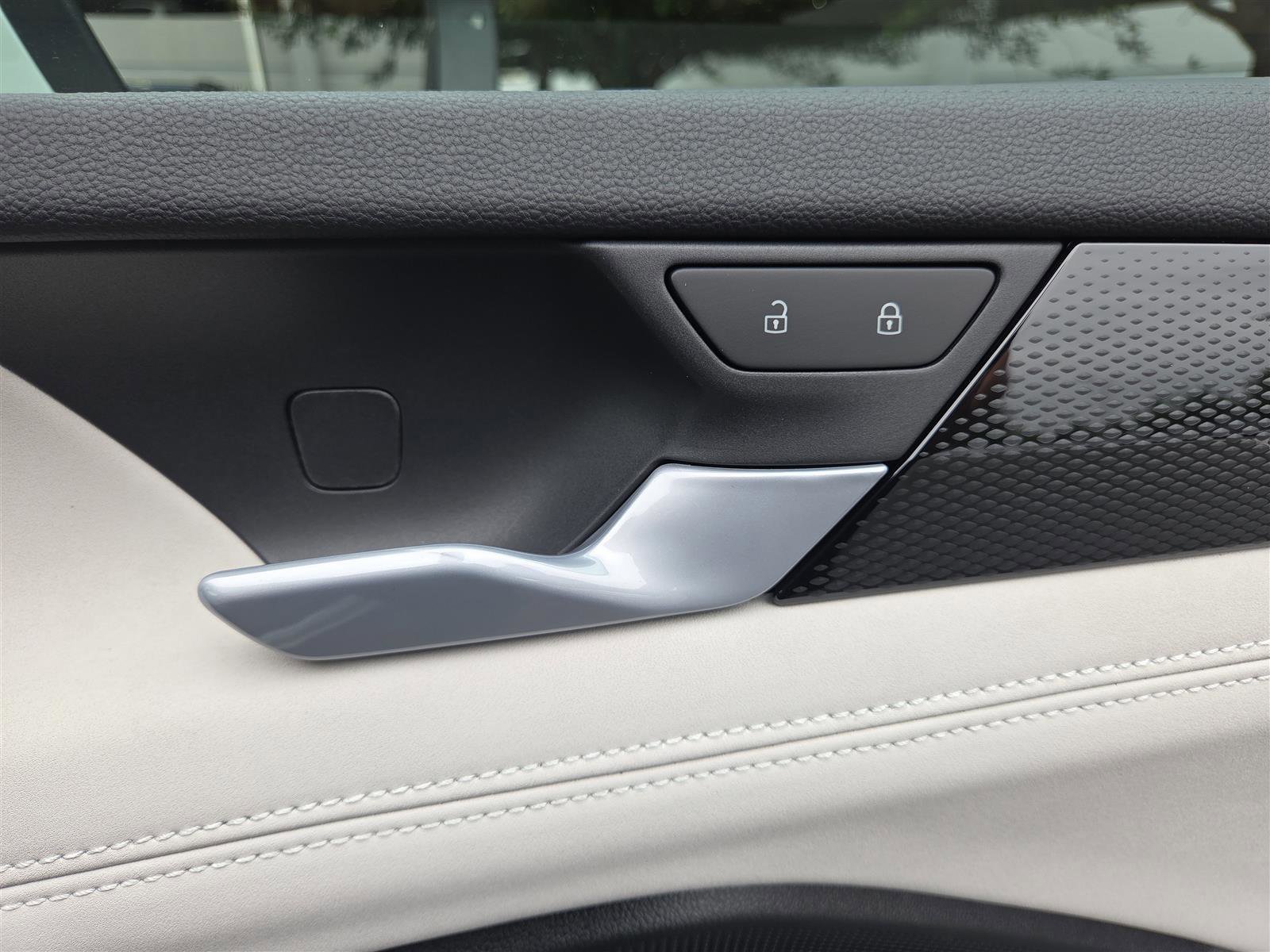 New 2025 Volkswagen Tiguan SE image 32