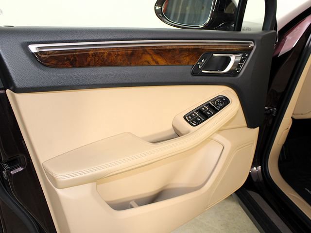 Certified 2023 Porsche Macan AWD/4WD image 19
