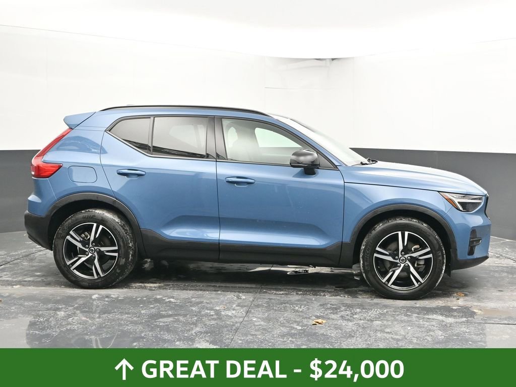 Used 2024 Volvo XC40 B5 Core image 12