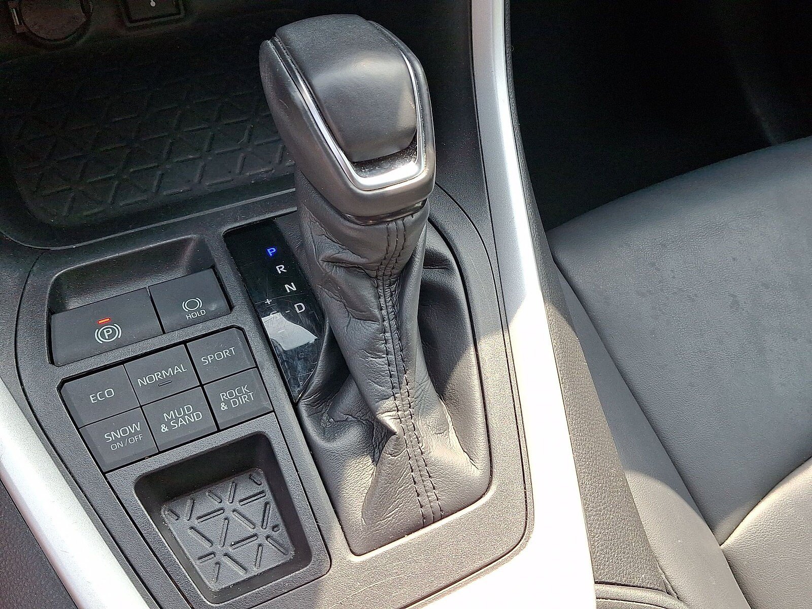 Used 2020 Toyota RAV4 XLE Premium AWD/4WD image 12